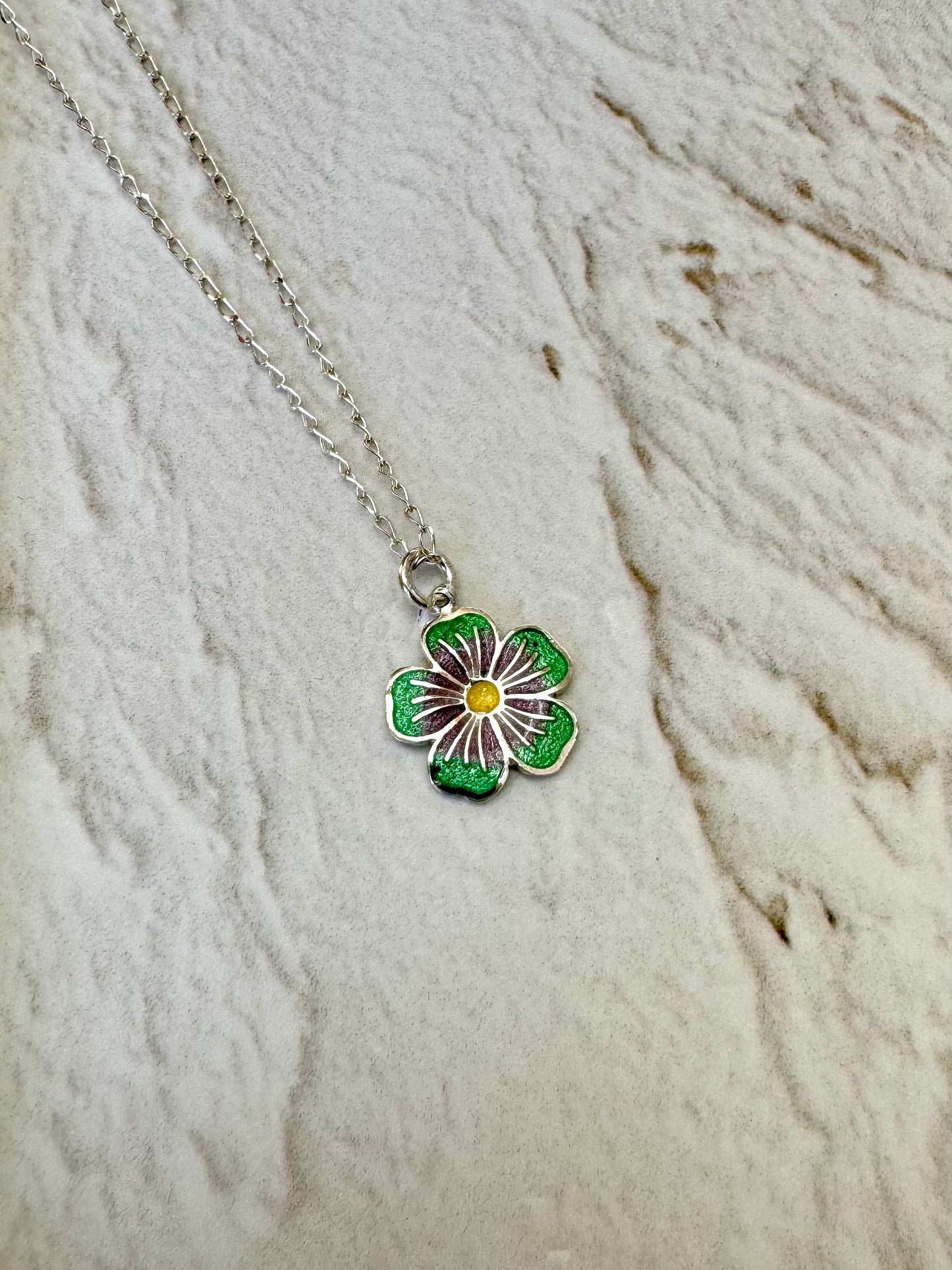 Flor verde morado